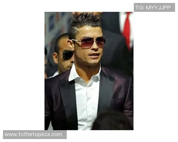 足球明星C罗身穿西装的魅力瞬间展现时尚风采与运动精神